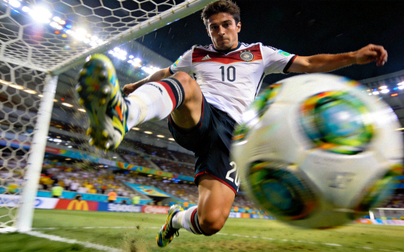 球星在世界杯比赛中精彩进球的瞬间特写